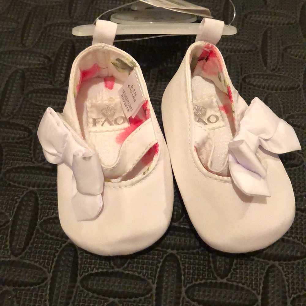 Bnwt 0-3 month white baby shoes.